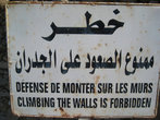 Лазить по стенам запрещено — гласит эта табличка. Но лазить-то особенно негде:)