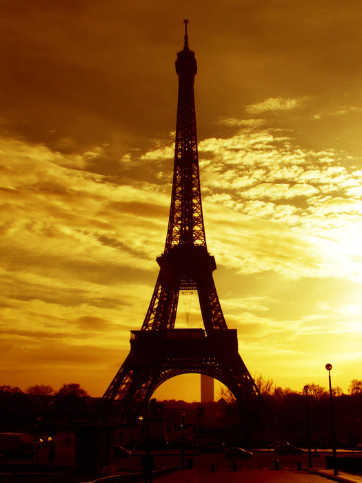 Энигматический вид Эйфелевой башни утром Париж, Франция
