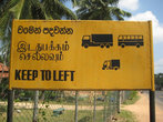 На Шри-Ланке движение левостороннее, к чему привыкнуть удается не сразу.