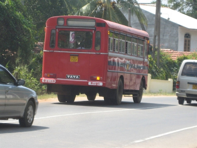 Сначала я подумал, что эта женщина пытается уехать автостопом, но потом я понял, что таким образом она останавливала автобус. Шри-Ланка