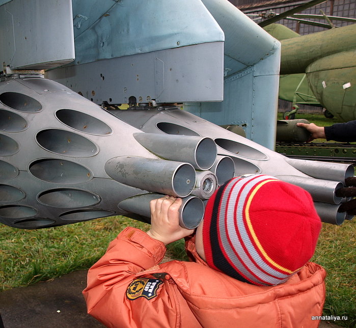 Юный авиатор рассматривает понравившуюся модель Щёлково, Россия