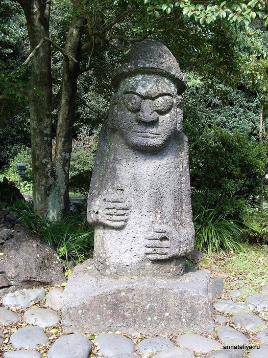Статуя Харубана — покровителя острова Чеджу, Республика Корея