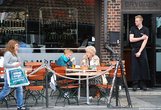 На набережной Брюгген можно перекусить в уличной кафешке.
