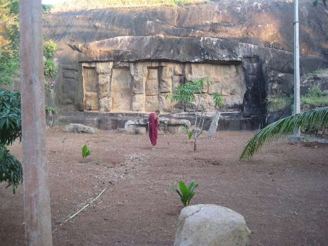 Монах подметает территорию монастыря Анурадхапура, Шри-Ланка