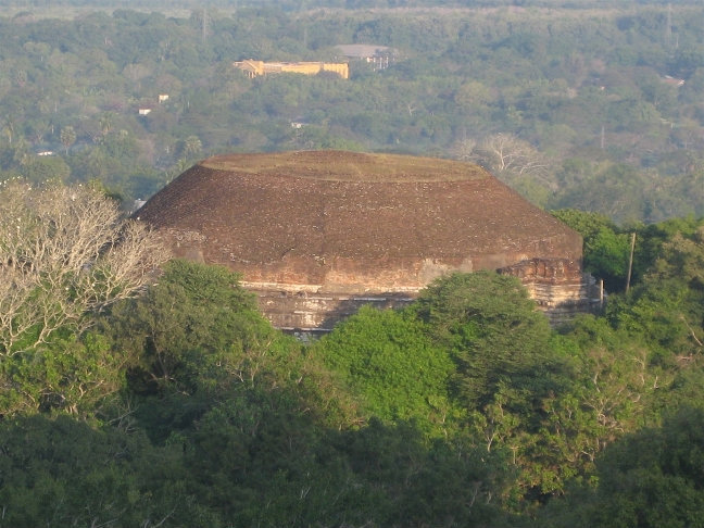 Остатки древней ступы Анурадхапура, Шри-Ланка