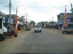 Едем. Флаги в честь толи предстоящих выборов, толи в честь прошедшего Дня Независимости Шри Ланки.