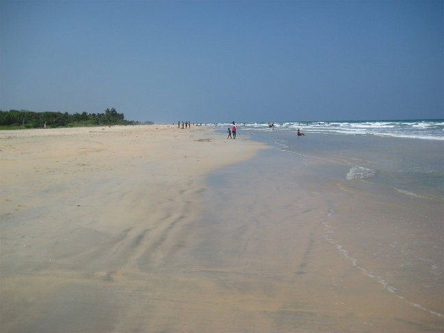 Был выходной день, поэтому ланкийцы съехались отдыхать на пляжи