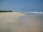 Был выходной день, поэтому ланкийцы съехались отдыхать на пляжи