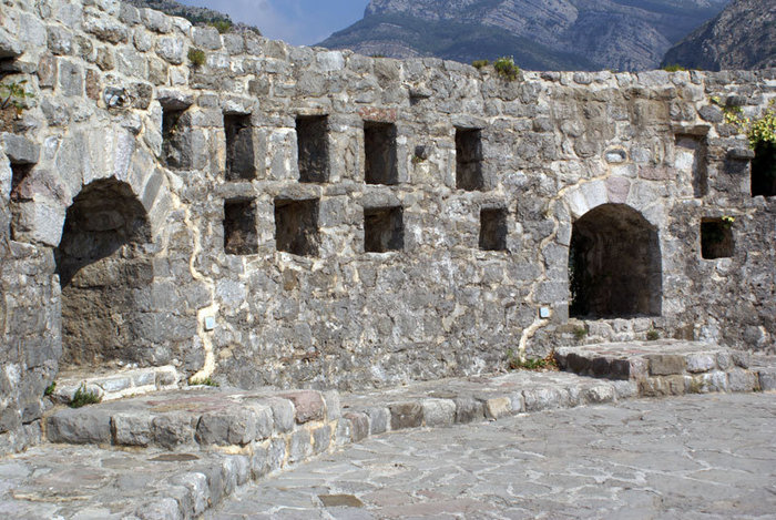 Стена в турецкой крепости — вид изнутри Бар, Черногория
