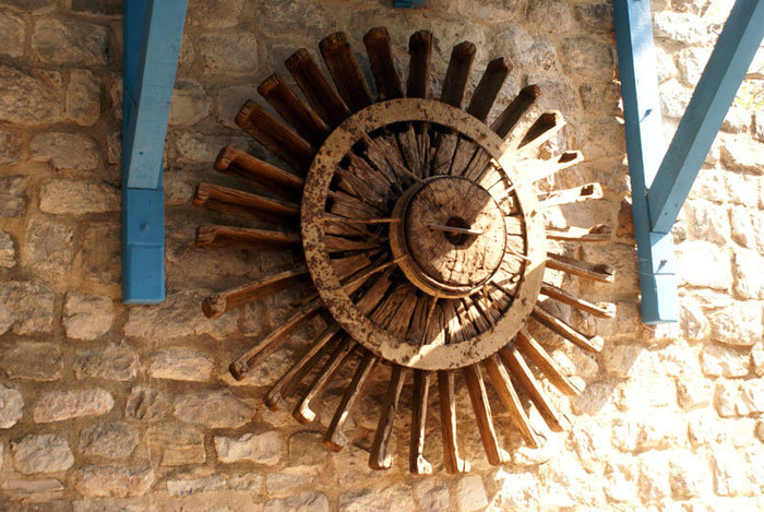 Колесо на стене в Старом Баре Бар, Черногория