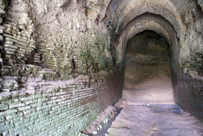 Подземная галерея в амфитеатре Дуррес, Албания
