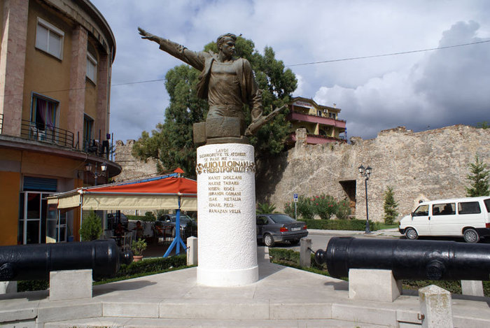 Памятник Дуррес, Албания