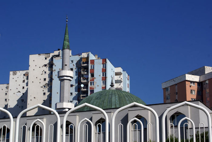 Мечеть на фоне расстрелянного дома Сараево, Босния и Герцеговина