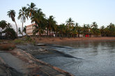 Пляжи Гвианы — не пользуются большой популярностью, потому что вода возле берега — мутная.