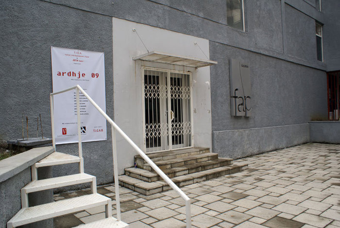 Вход в Художественную галерею Тирана, Албания