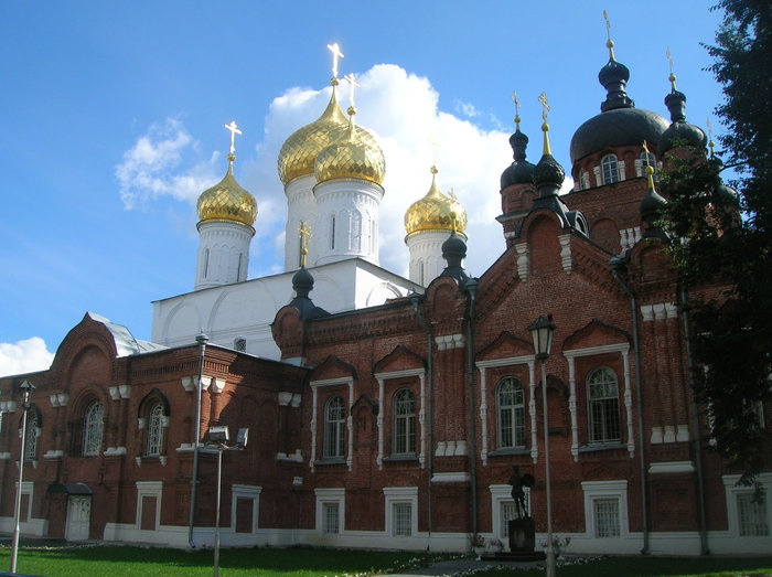 Вид на главный храм с территории обители Кострома, Россия