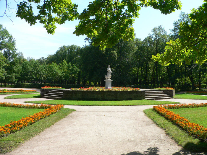 Нарядная дворцовая часть парка
