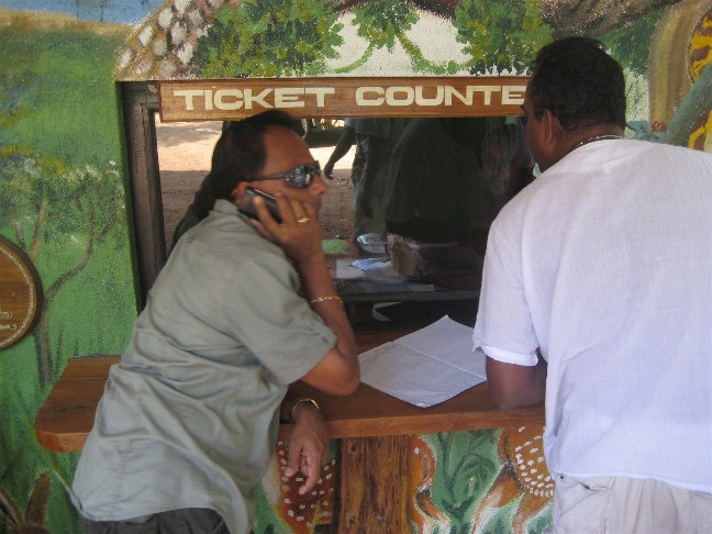 Гиды покупают билеты. Центральная провинция, Шри-Ланка