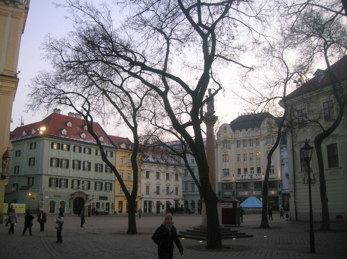 Вид на Главную площадь со стороны Франсисканской площади Братислава, Словакия