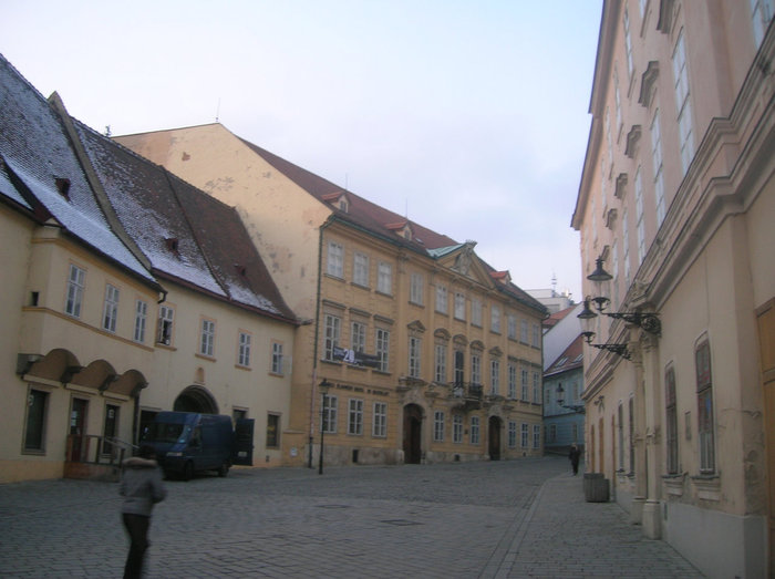 Улица в пешей зоне Братислава, Словакия