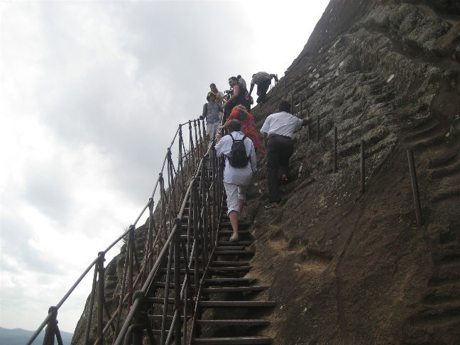 Туристы преодолевают страх высоты Сигирия, Шри-Ланка