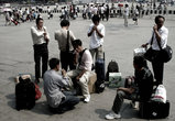 Приезжие. Ж/д вокзал. Курение очень развито среди китайских мужчин. Эти закурили, как по команде.