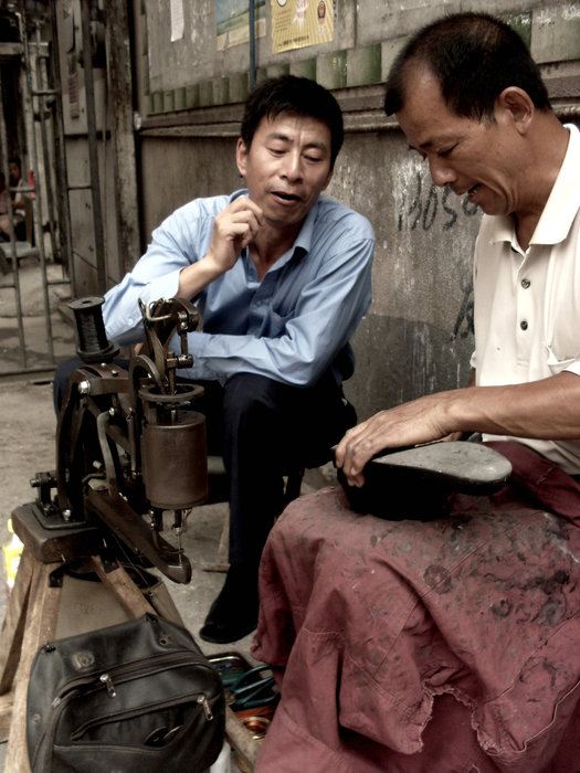 Если умеешь работать руками, тогда сможешь заработать себе на миску риса в большем городе. Мастер по ремонту обуви не далеко от вокзала. Гуанчжоу, Китай