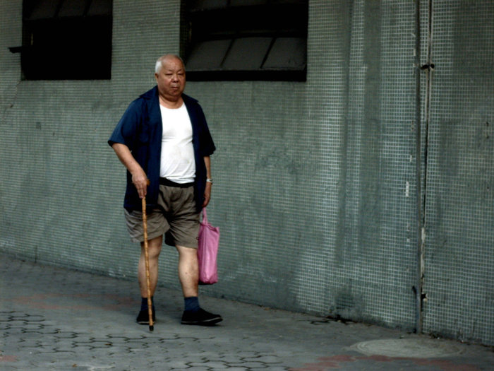 Пенсионер во время утренней прогулки. Гуанчжоу, Китай