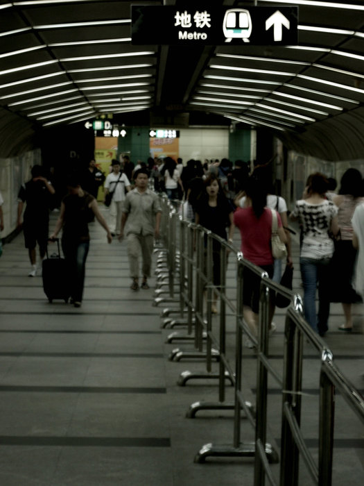 Первая линия метрополитена Гуанчжоу запущена 28 июня 1999 года. К 2005 их стало уже четыре. Строятся еще три и планируется еще четыре. Гуанчжоу, Китай