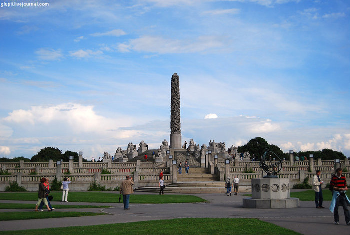 Центральным элементом парка является гигантский Монолит — скульптура высотой в 16 м, составленная из 121 человеческой фигуры, высеченный из цельной каменной глыбы. Видно его издалека... Осло, Норвегия