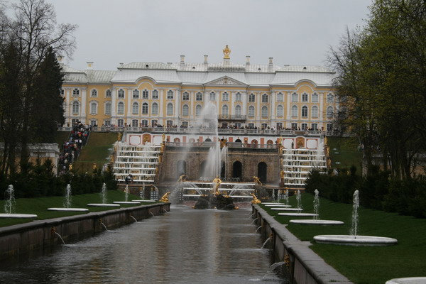 Большой дворец и каскад фонтанов со стороны моря Петергоф, Россия