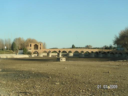 Говорят, этот мост очень красиво отражается в воде. Увы, с водой оказались проблемы... Исфахан, Иран