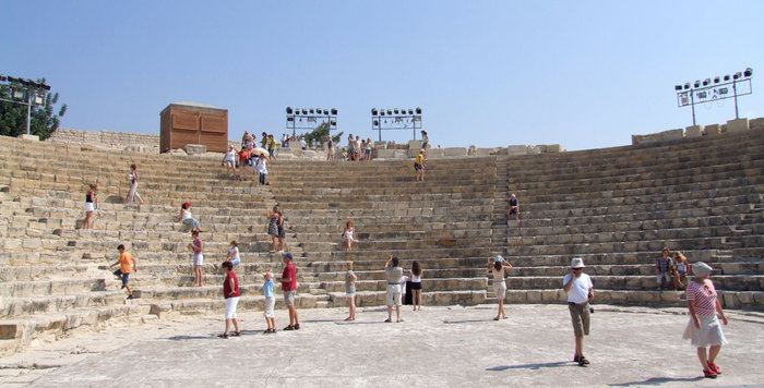 в этом театре достаточно и сейчас проводят культурные мероприятия — акустика поразительная: если выступающий находится в центре полусферы — то его отлично слышно с любого места ... ну и видно конечно Пафос, Кипр