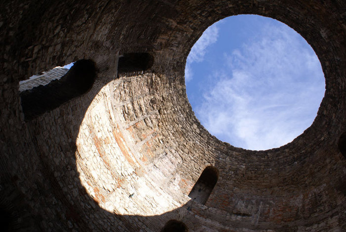 Небо сквозь дыру в куполе Сплит, Хорватия