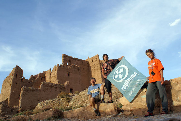 Кругосветчики на руинах мароканской крепости Бульман, Марокко