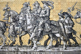 Фрагмент плиточного настенного панно Шествие королей, его кусочек виден на предыдущей фотографии.