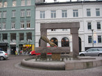 Памятник-перчатка расположен на месте, с которого ведет начало история города, и изображает он руку короля Кристиана в перчатке, пальцем указывающую, что именно здесь необходимо заложить город Осло