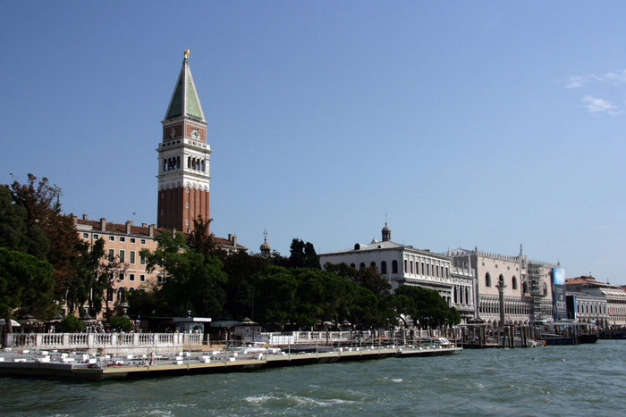 вид на кампанилу с Гранд канала Венеция, Италия