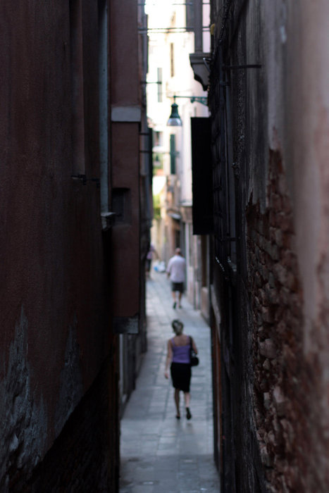 узкая венецианская улица Венеция, Италия