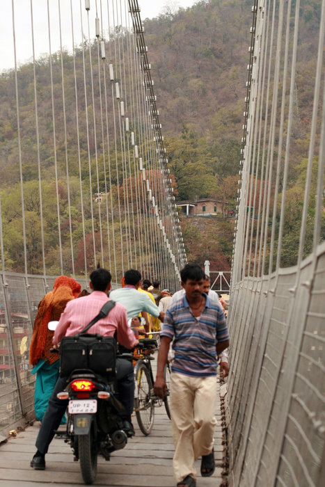 трафик на навесном мосту Рам-Джула Ришикеш, Индия