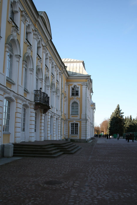 Большой дворец, главный вход Петергоф, Россия