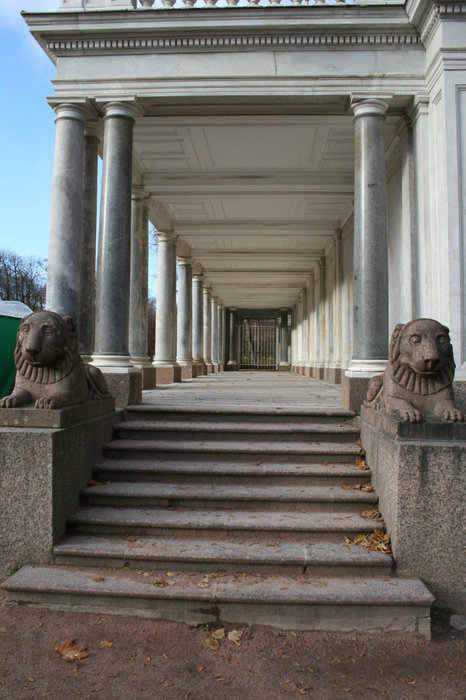 Воронихинская колоннада Петергоф, Россия