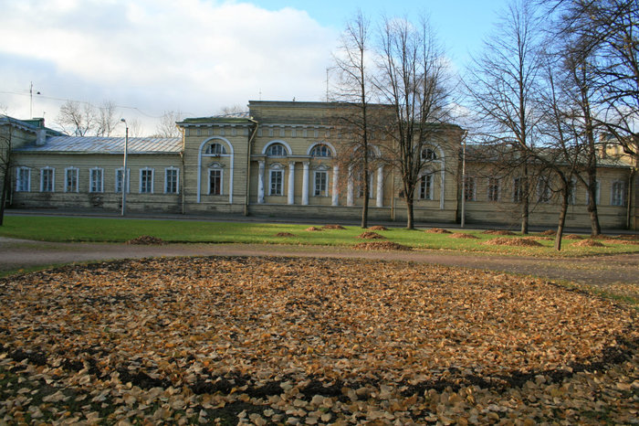 Здание нач. 19 века рядом с парком Петергоф, Россия