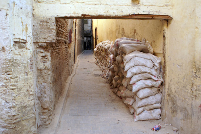 Мешки в переулке Фес, Марокко