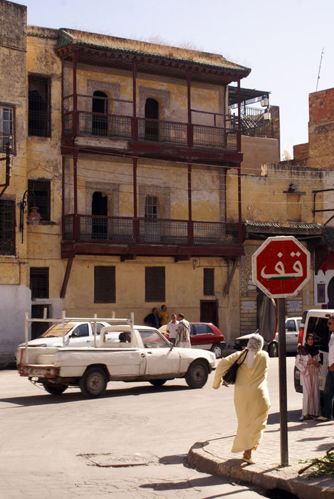 У дорожного знака Фес, Марокко