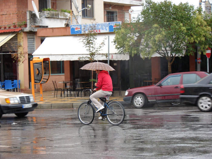 Под дождём Албания
