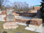 35. Руины рядом со зданием музея обороны Брестской крепости