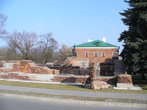36. Руины рядом со зданием музея обороны брестской крепости