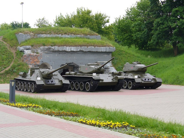 38. Танки. Слева направо: самоходная установка СУ-100, средний танк Т-34-85, средний танк Т-44 Брест, Беларусь