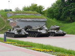 38. Танки. Слева направо: самоходная установка СУ-100, средний танк Т-34-85, средний танк Т-44